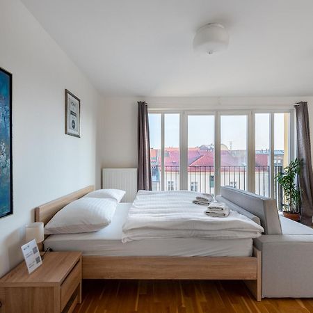 Sunny Safron Apartment Praha Bagian luar foto