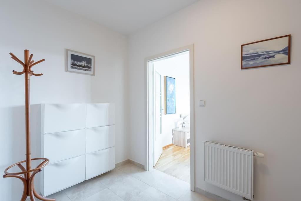 Sunny Safron Apartment Praha Bagian luar foto