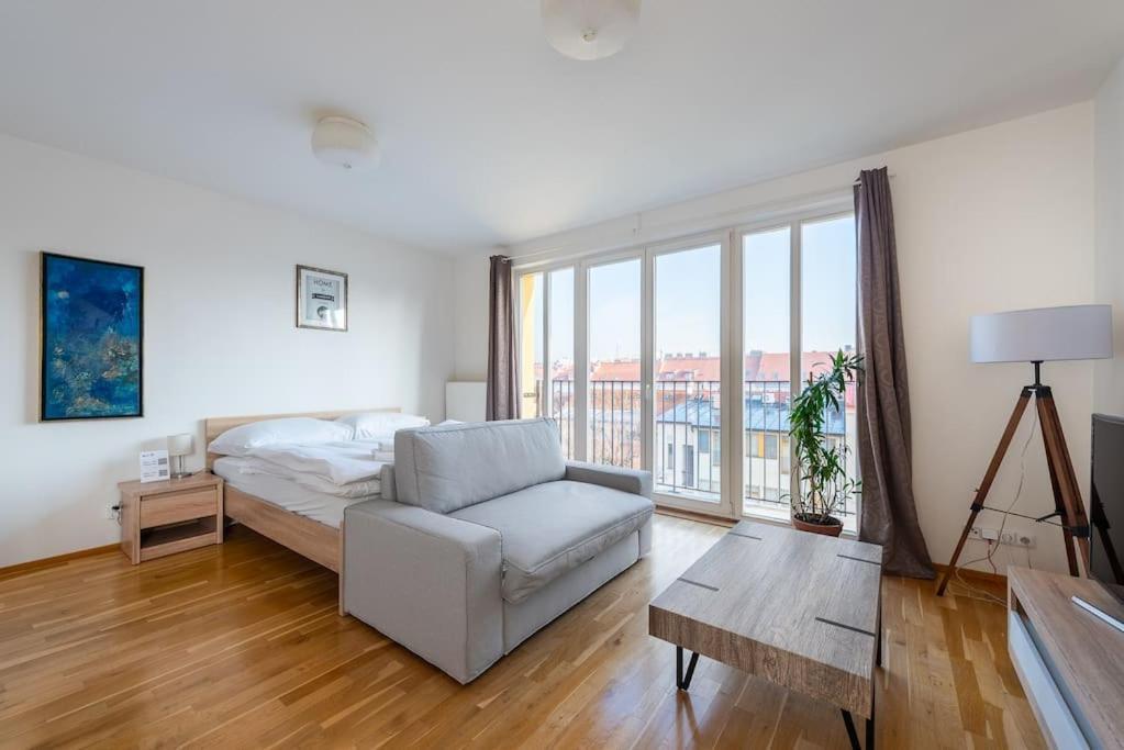 Sunny Safron Apartment Praha Bagian luar foto