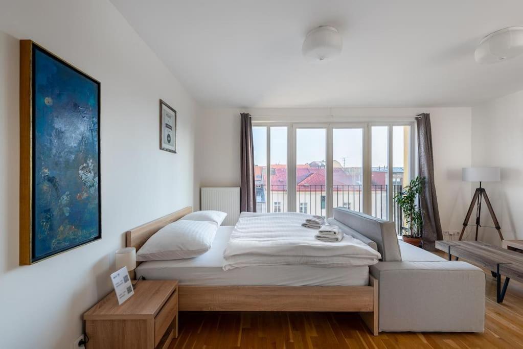 Sunny Safron Apartment Praha Bagian luar foto