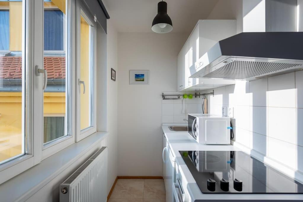 Sunny Safron Apartment Praha Bagian luar foto