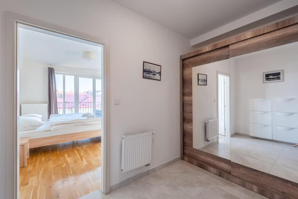 Sunny Safron Apartment Praha Bagian luar foto