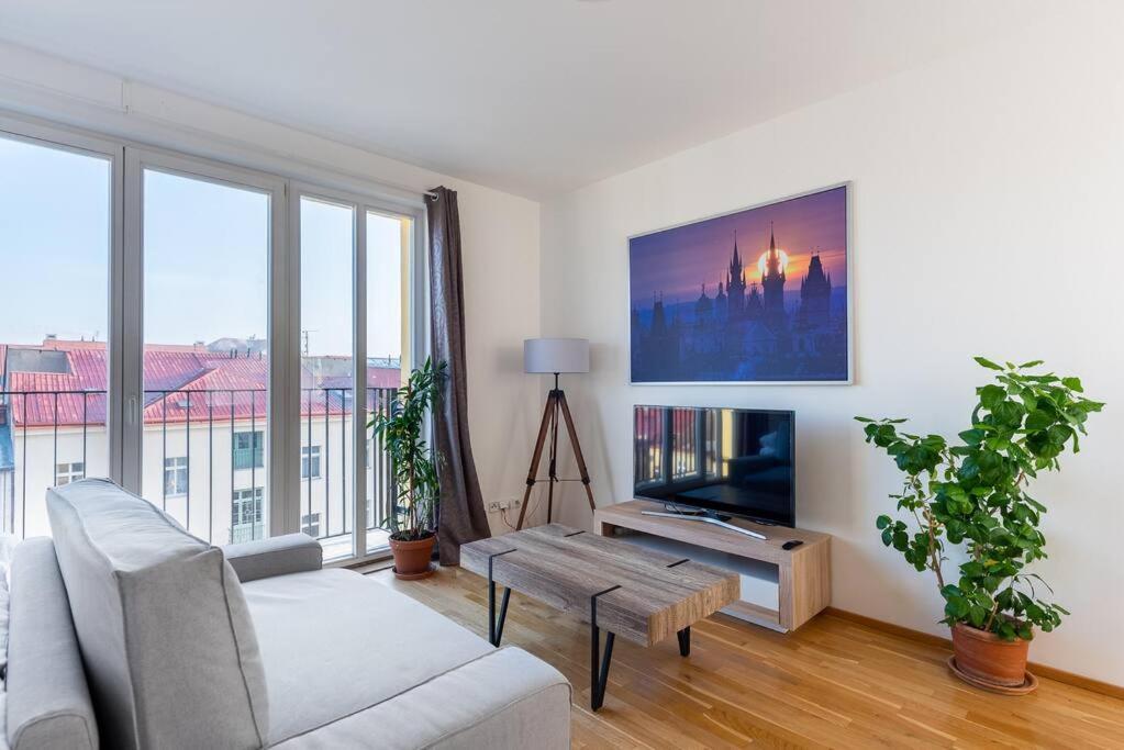 Sunny Safron Apartment Praha Bagian luar foto