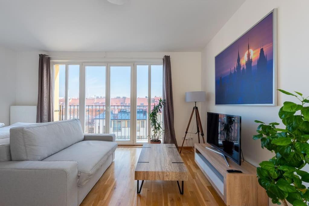 Sunny Safron Apartment Praha Bagian luar foto