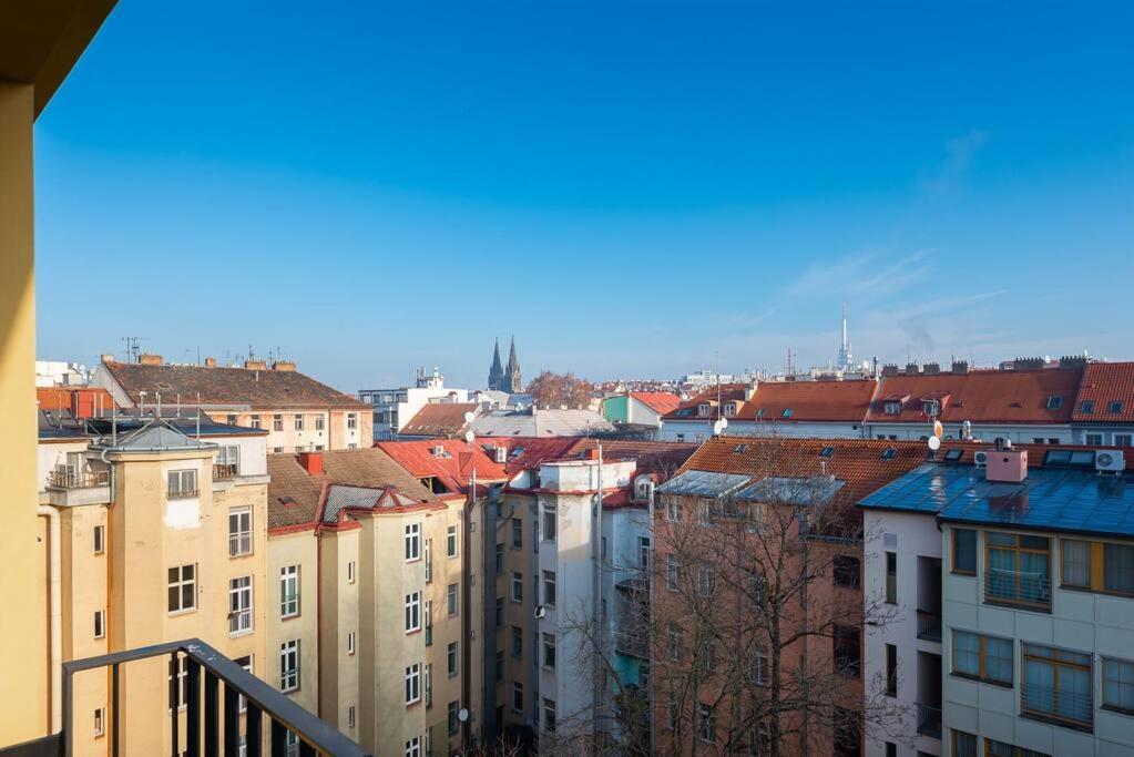 Sunny Safron Apartment Praha Bagian luar foto