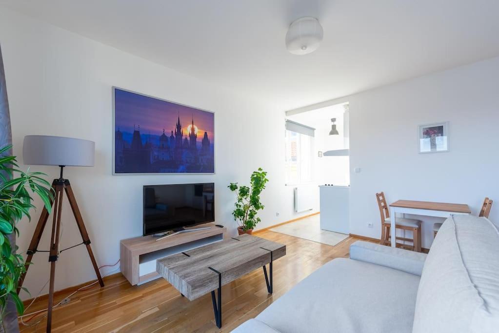 Sunny Safron Apartment Praha Bagian luar foto