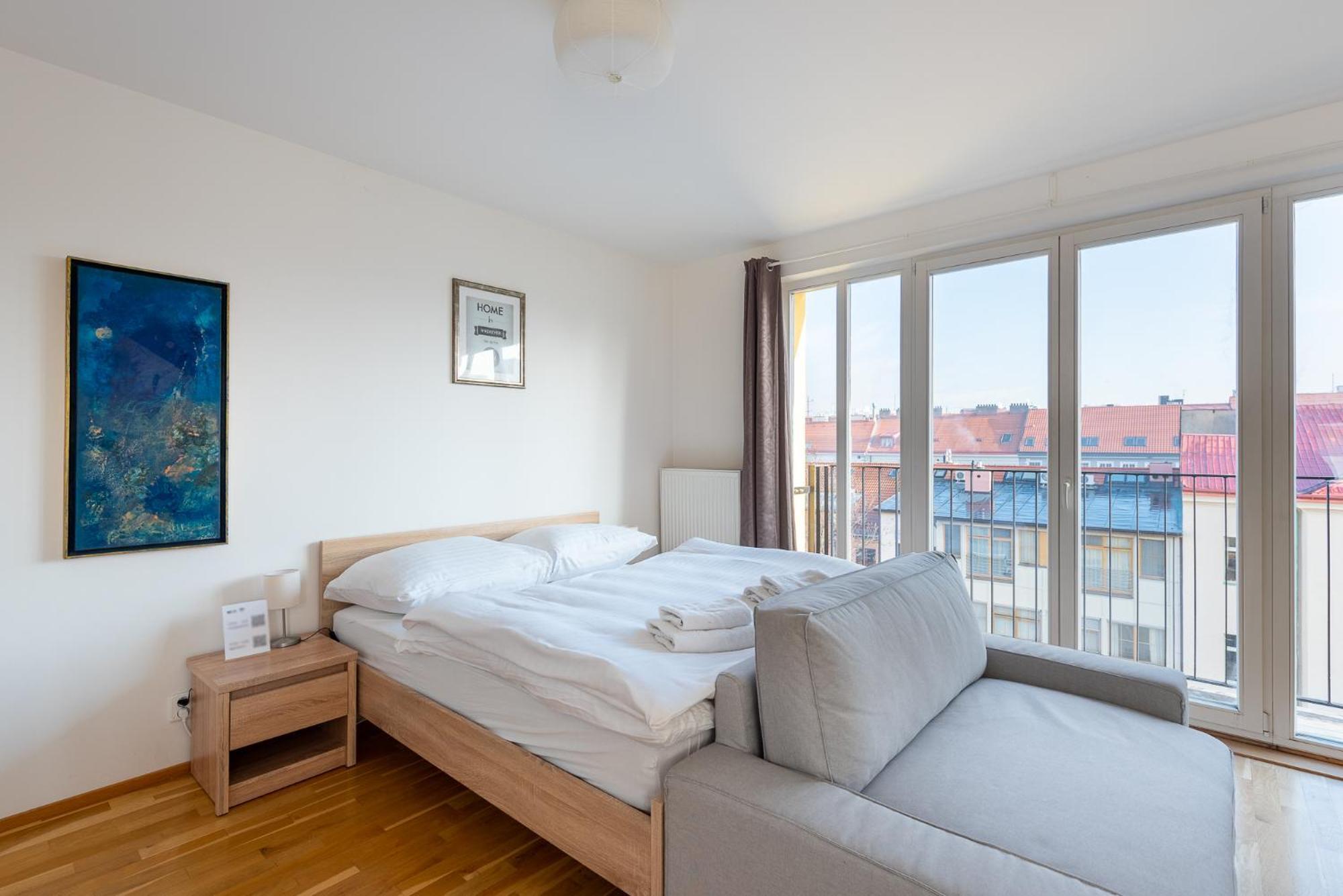 Sunny Safron Apartment Praha Bagian luar foto