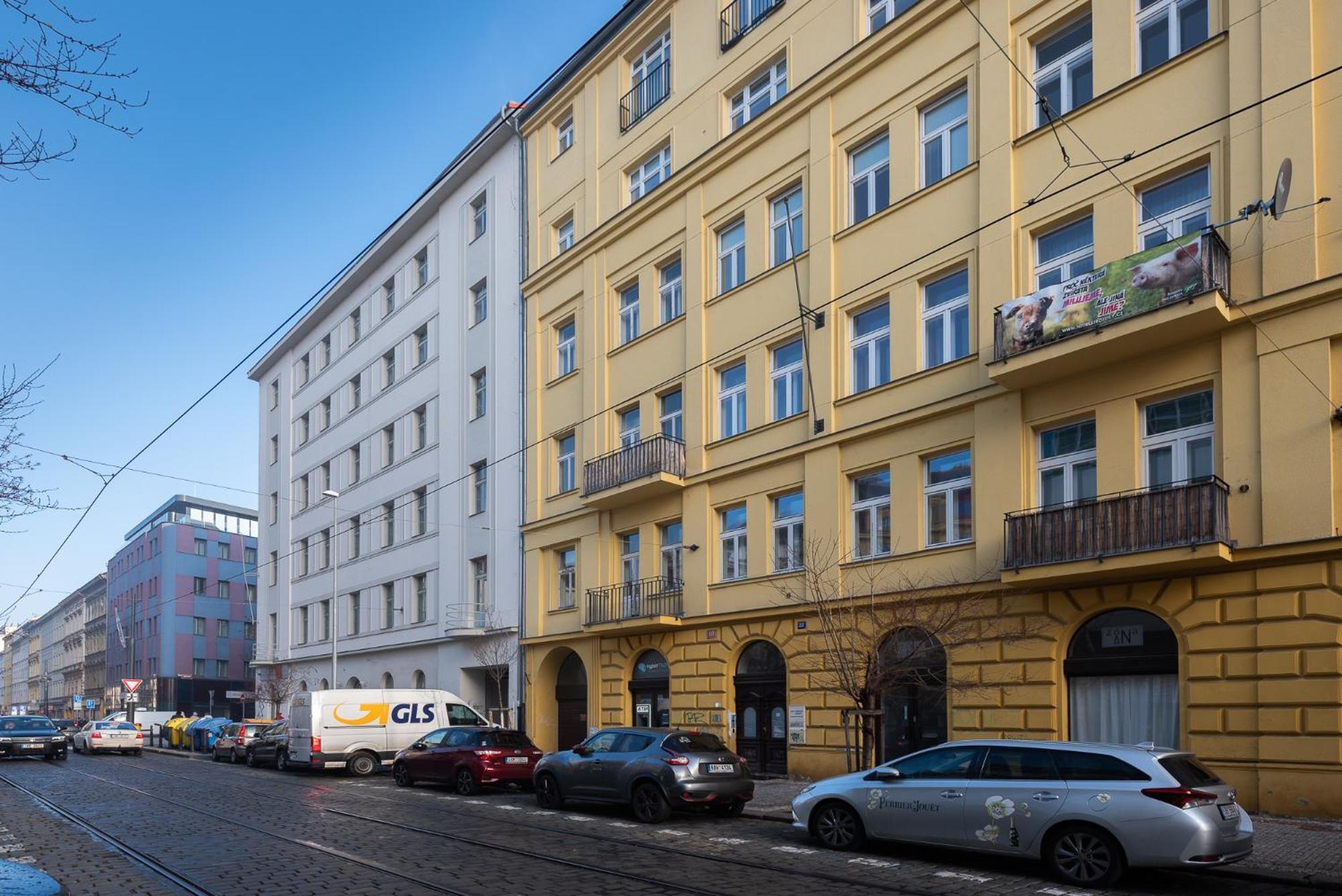 Sunny Safron Apartment Praha Bagian luar foto