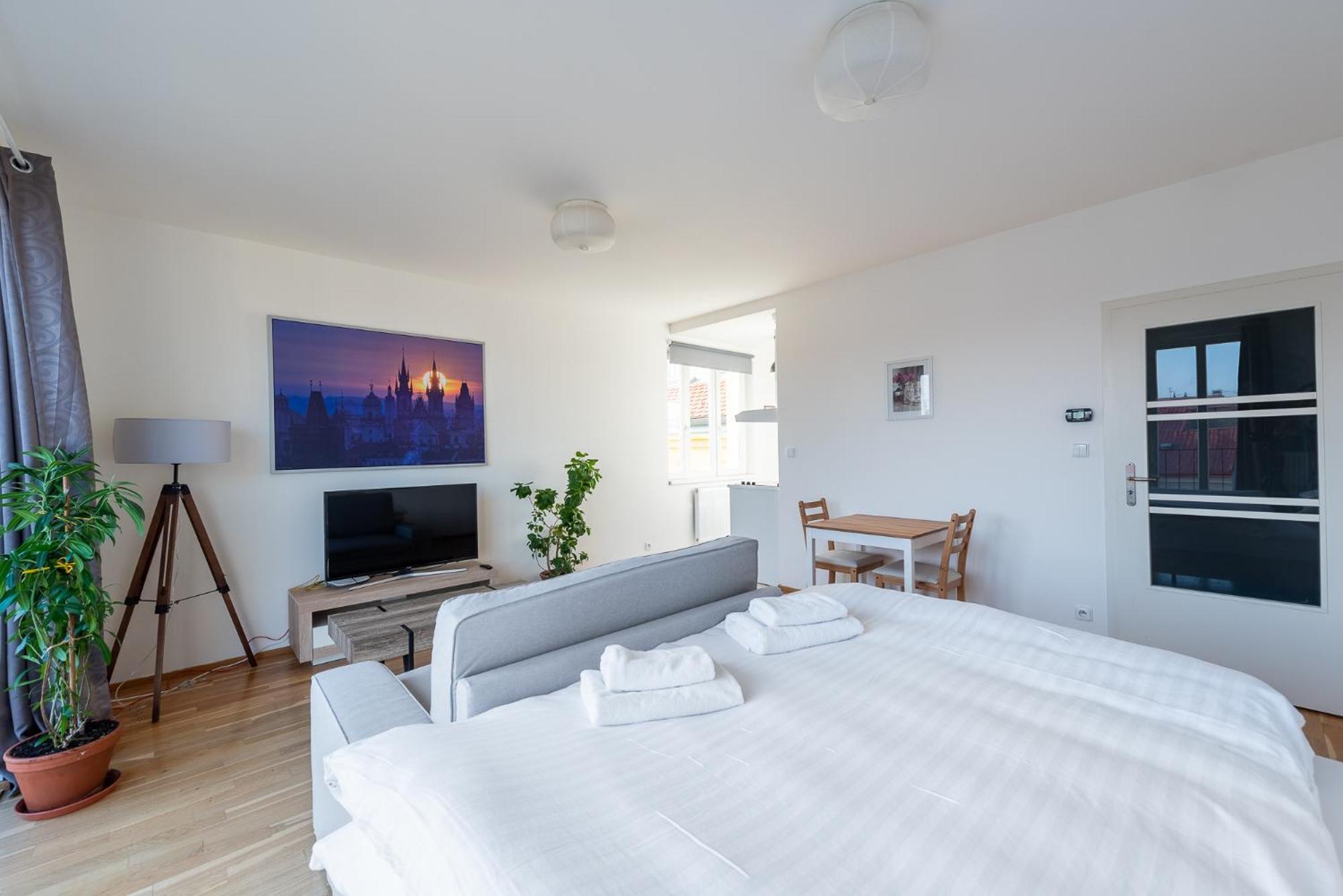 Sunny Safron Apartment Praha Bagian luar foto